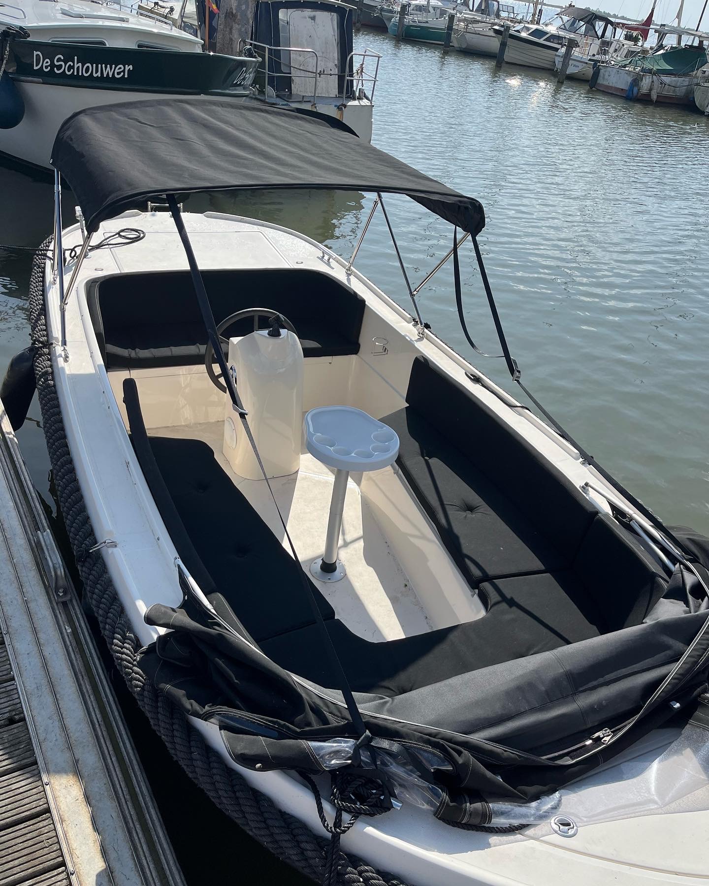Sloep Black Pearl afgemeerd in de jachthaven van Monnickendam
